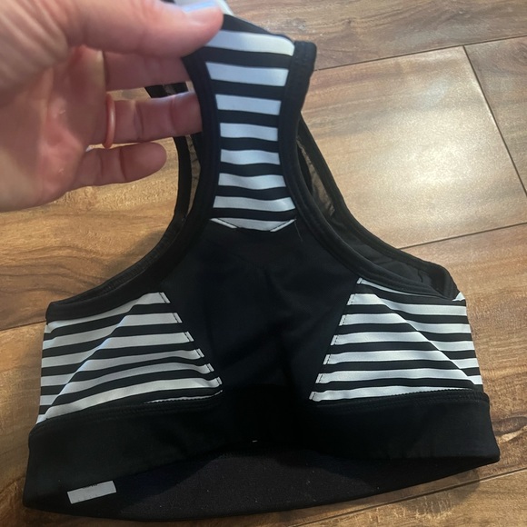 Black and white striped sports bra - Picture 4 of 4